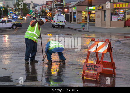 Hauptwasserleitung Pause am Santa Monica Blvd. und HIghland in Hollywood am 27. Oktober 2014. Stockfoto