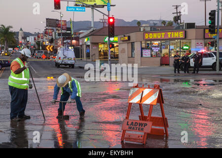 Hauptwasserleitung Pause am Santa Monica Blvd. und HIghland in Hollywood am 27. Oktober 2014. Stockfoto