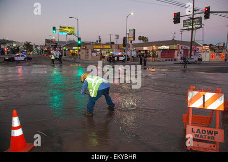 Hauptwasserleitung Pause am Santa Monica Blvd. und HIghland in Hollywood am 27. Oktober 2014. Stockfoto