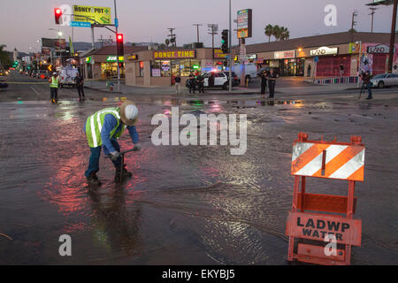 Hauptwasserleitung Pause am Santa Monica Blvd. und HIghland in Hollywood am 27. Oktober 2014. Stockfoto