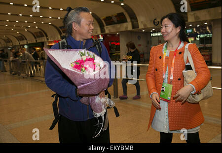 Peking, China. 14. April 2015. Südkoreanischer Regisseur Kim Ki-Duk (L), auch die Jury des 5. Beijing International Film Festival, kommt in Beijing Capital International Airport in Peking, Hauptstadt von China, 14. April 2015. Bildnachweis: Wang Shen/Xinhua/Alamy Live-Nachrichten Stockfoto