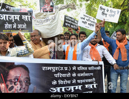 Neu-Delhi, Indien. 14. April 2015. Hindu Sena Aktivisten protestieren und brennen Bildnis von Azam Khan Samajwadi party Leader und Pradeshs Minister bei Jantar Mantar gegen Dalit Gemeinschaft Konvertierung "Dharam Parivartan" in Rampur, Uttar Pradesh. © Wasim Sarvar/Pacific Press/Alamy Live-Nachrichten Stockfoto