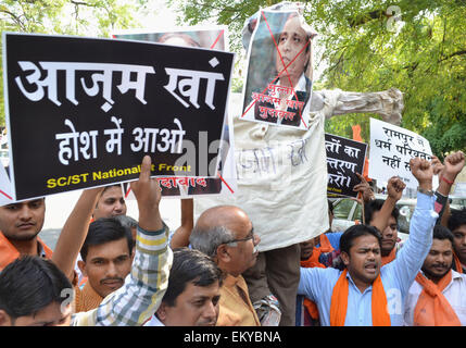 Neu-Delhi, Indien. 14. April 2015. Hindu Sena Aktivisten protestieren und brennen Bildnis von Azam Khan Samajwadi party Leader und Pradeshs Minister bei Jantar Mantar gegen Dalit Gemeinschaft Konvertierung "Dharam Parivartan" in Rampur, Uttar Pradesh. © Wasim Sarvar/Pacific Press/Alamy Live-Nachrichten Stockfoto