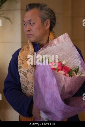 Peking, China. 14. April 2015. Südkoreanischer Regisseur Kim Ki-Duk, auch die Jury des 5. Beijing International Film Festival, kommt in Peking, Hauptstadt von China, 14. April 2015. Bildnachweis: Chen Junqing/Xinhua/Alamy Live-Nachrichten Stockfoto