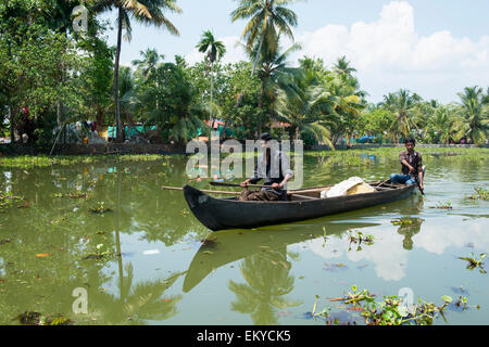 Männer in einem Kanu auf den Backwaters von Kerala, Kumarakom Kerala Indien Stockfoto