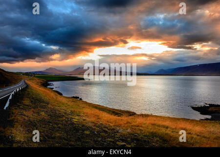 Malerische Aussicht auf den Fjord Eyjafjordur in Nordisland bei Sonnenuntergang Stockfoto