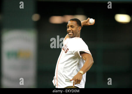 Houston, Texas, USA. 14. April 2015. Ehemalige Houston Rockets zu bewachen und NBA All-Star Tracy McGrady wirft die erste Seillänge vor der MLB Spiel der regulären Saison zwischen der Houston Astros und die Oakland Athletics von Minute Maid Park in Houston, Texas. Bildnachweis: Csm/Alamy Live-Nachrichten Stockfoto