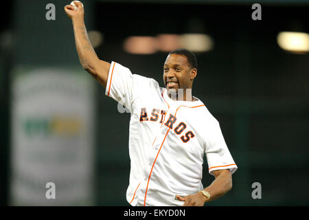 Houston, Texas, USA. 14. April 2015. Ehemalige Houston Rockets zu bewachen und NBA All-Star Tracy McGrady wirft die erste Seillänge vor der MLB Spiel der regulären Saison zwischen der Houston Astros und die Oakland Athletics von Minute Maid Park in Houston, Texas. Bildnachweis: Csm/Alamy Live-Nachrichten Stockfoto