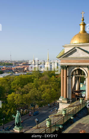 Der Blick von den Höhen auf die Kolonnade der St. Isaaks Kathedrale von St. Petersburg. Russland. Stockfoto