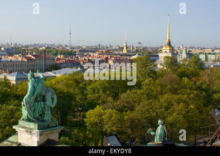 Der Blick von den Höhen auf die Kolonnade der St. Isaaks Kathedrale von St. Petersburg. Russland. Stockfoto