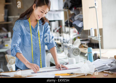 Mode-Designer arbeiten im studio Stockfoto