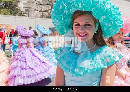 Junge Mädchen tragen Südstaatenschönheit Kostüme - USA Stockfoto