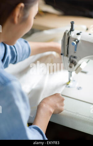 Mode-Designer mit Nähmaschine Stockfoto