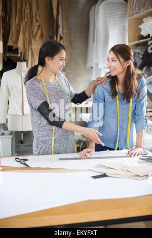 Zwei weibliche Mode-Designer sprechen im studio Stockfoto