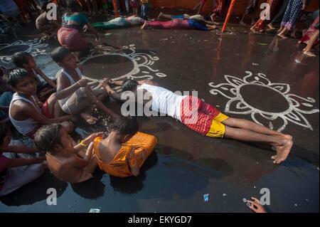 Kolkata, Indian state West Bengal. 14. April 2015. Indisch-hinduistischen Anhänger durchführen Ritual, während das Shiva Gajan Festival am Vorabend des bengalischen Neujahr in Kalkutta, Hauptstadt des östlichen indischen Bundesstaat Westbengalen, 14. April 2015. Gläubigen Hindu Anhänger angeboten verschiedene Rituale und symbolische Opfer hoffen die Gunst des Gottes Shiva und markiert die Ankunft des neuen Jahres für Bengali Kalender. Bildnachweis: Tumpa Mondal/Xinhua/Alamy Live-Nachrichten Stockfoto