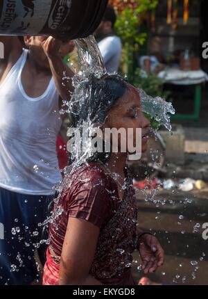 Kolkata, Indian state West Bengal. 14. April 2015. Indisch-hinduistischen Anhänger durchführen Ritual, während das Shiva Gajan Festival am Vorabend des bengalischen Neujahr in Kalkutta, Hauptstadt des östlichen indischen Bundesstaat Westbengalen, 14. April 2015. Gläubigen Hindu Anhänger angeboten verschiedene Rituale und symbolische Opfer hoffen die Gunst des Gottes Shiva und markiert die Ankunft des neuen Jahres für Bengali Kalender. Bildnachweis: Tumpa Mondal/Xinhua/Alamy Live-Nachrichten Stockfoto