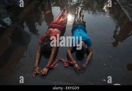 Kolkata, Indian state West Bengal. 14. April 2015. Indisch-hinduistischen Anhänger durchführen Ritual, während das Shiva Gajan Festival am Vorabend des bengalischen Neujahr in Kalkutta, Hauptstadt des östlichen indischen Bundesstaat Westbengalen, 14. April 2015. Gläubigen Hindu Anhänger angeboten verschiedene Rituale und symbolische Opfer hoffen die Gunst des Gottes Shiva und markiert die Ankunft des neuen Jahres für Bengali Kalender. Bildnachweis: Tumpa Mondal/Xinhua/Alamy Live-Nachrichten Stockfoto