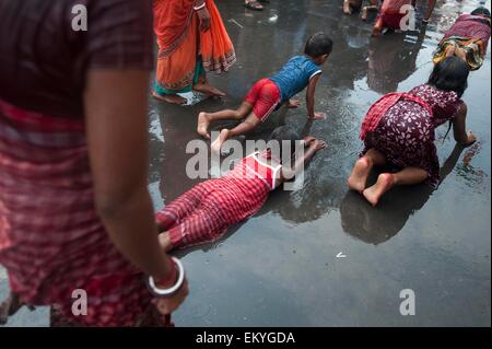 Kolkata, Indian state West Bengal. 14. April 2015. Indisch-hinduistischen Anhänger durchführen Ritual, während das Shiva Gajan Festival am Vorabend des bengalischen Neujahr in Kalkutta, Hauptstadt des östlichen indischen Bundesstaat Westbengalen, 14. April 2015. Gläubigen Hindu Anhänger angeboten verschiedene Rituale und symbolische Opfer hoffen die Gunst des Gottes Shiva und markiert die Ankunft des neuen Jahres für Bengali Kalender. Bildnachweis: Tumpa Mondal/Xinhua/Alamy Live-Nachrichten Stockfoto