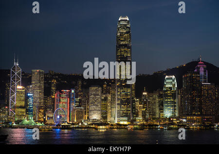 IFC International Finance Centre überragt die Skyline von Hong Kong auf eine klare Frühlingsnacht. Stockfoto