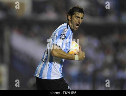 Buenos Aires, Argentinien. 14. April 2015. Racing Club feiert Diego Milito von Argentinien, seine erzielte während des Spiels der Copa Libertadores gegen Venezuelas Deportivo Tachira im Presidente Perón Stadion in Buenos Aires, Argentinien am 14. April 2015. Bildnachweis: Fernando Gens/TELAM/Xinhua/Alamy Live-Nachrichten Stockfoto