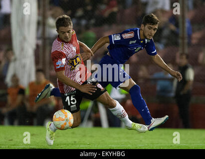 Buenos Aires, Argentinien. 14. April 2015. Huracan Luciano Balbi (L) von Argentinien, wetteifert um den Ball mit Cruzeiro Giorgian De Arrascaeta von Brasilien, während des Spiels der Copa Libertadores in der Tomas Adolfo Duco Stadium in Buenos Aires, Argentinien am 14. April 2015. Huracan gewann das Spiel 3: 1. Bildnachweis: Martin Zabala/Xinhua/Alamy Live-Nachrichten Stockfoto