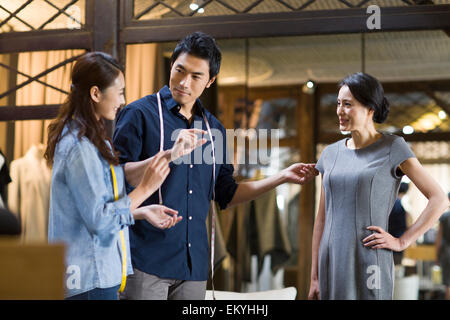 Anpassung des Kunden Kleid Mode-Designer Stockfoto