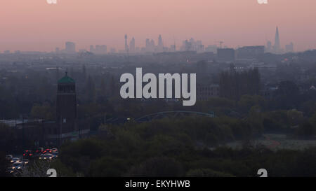 London, UK. 15. April 2015. Die Sonne geht über London an diesem Morgen, wie von einem künstlichen Hügel Northala Fields, Northolt, an einem Tag gesehen wenn Temperaturen vorhergesagt werden, steigen bis 25 C. Bildnachweis: Stephen Chung / Alamy Live News Stockfoto