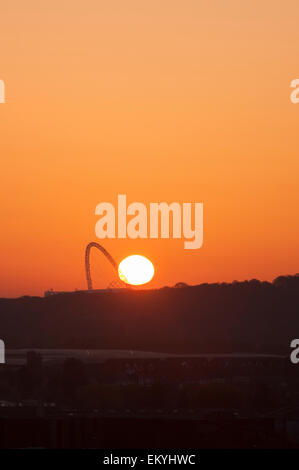 London, UK. 15. April 2015. Die Sonne geht über den Bogen im Wembley-Stadion an diesem Morgen, wie von einem künstlichen Hügel Northala Fields, Northolt, an einem Tag gesehen bei Temperaturen bis 25 c steigen voraussichtlich Bildnachweis: Stephen Chung / Alamy Live News Stockfoto