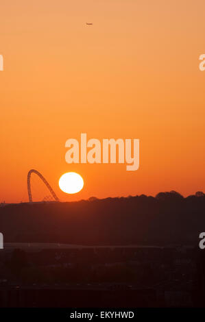 London, UK. 15. April 2015. Die Sonne geht über den Bogen im Wembley-Stadion an diesem Morgen, wie von einem künstlichen Hügel Northala Fields, Northolt, an einem Tag gesehen bei Temperaturen bis 25 c steigen voraussichtlich Bildnachweis: Stephen Chung / Alamy Live News Stockfoto