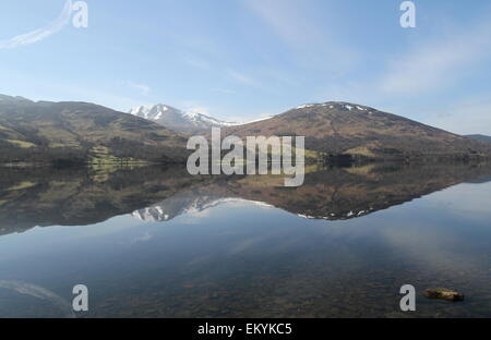 Ben Vorlich spiegelt sich in Loch verdienen Schottland April 2015 Stockfoto