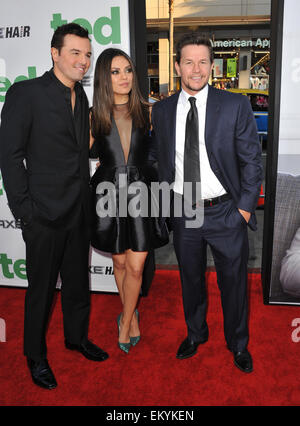 LOS ANGELES, CA - 22. Juni 2012: Seth McFarlane (links), Mila Kunis & Mark Wahlberg in der Welt-Premiere ihres Films "Ted" in Grauman Chinese Theatre in Hollywood. Stockfoto