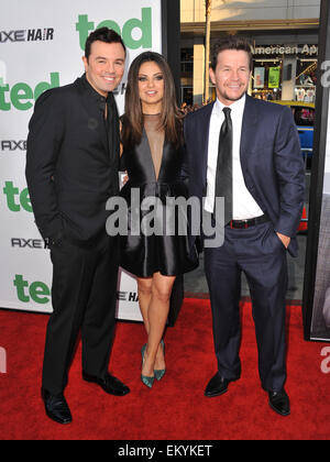 LOS ANGELES, CA - 22. Juni 2012: Seth McFarlane (links), Mila Kunis & Mark Wahlberg in der Welt-Premiere ihres Films "Ted" in Grauman Chinese Theatre in Hollywood. Stockfoto