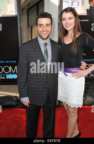 LOS ANGELES, CA - 21. Juni 2012: David Krumholtz & Frau Vanessa Britting an der Los Angeles premiere für die neue HBO Serie "The Newsroom" auf der Cinerama-Kuppel, Hollywood. Stockfoto