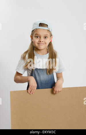 Sechs Jahre altes Mädchen spielen und sammeln Holzgehäuse Stockfoto