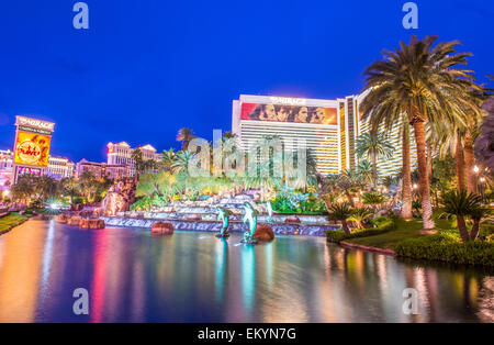 Das Hotel Mirage und der künstlichen Vulkan in Las Vegas. Stockfoto