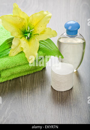 Flasche Handtuch Blume und Baumwoll-pads Stockfoto