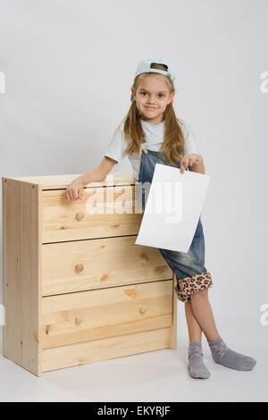 Sechs Jahre altes Mädchen spielen und sammeln Holzgehäuse Stockfoto