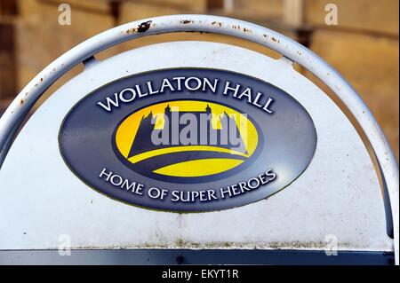 Batman-Logo auf einem Schild im Wollaton Park Nottingham England UK Stockfoto