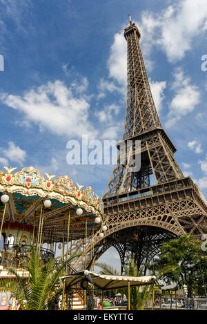 Karussell und dem Eiffelturm, Paris, Frankreich Stockfoto