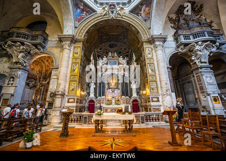 Santa Maria dei Miracoli Innenraum mit Altar, Twin-Kirche auf der Piazza del Popolo in Rom, Italien Stockfoto