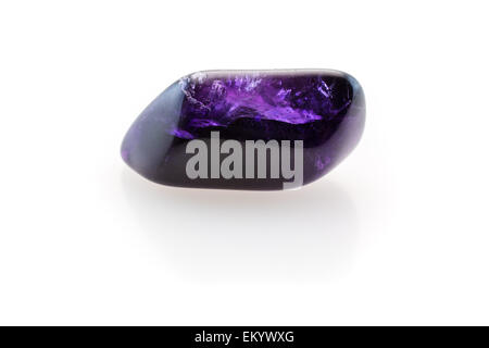 Schöne lila/violett Amethyst auf weißem Hintergrund. Stockfoto