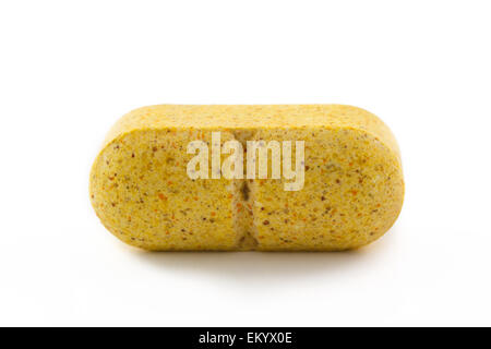 Gelbe Vitamin-Pille hautnah. Studio auf weißem Hintergrund gedreht. Stockfoto