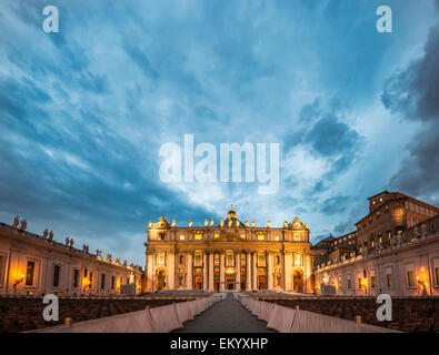 Der Petersplatz mit St. Peter Basilika und Stühle für die Papstaudienz, Wolken, Dämmerung, Vatikanstadt, Rom, Italien Stockfoto