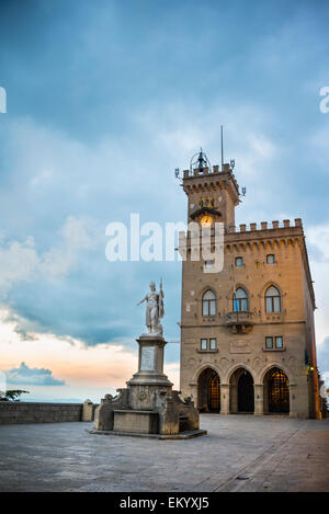 Regierungspalast in der Abenddämmerung, Palazzo Pubblico Governo, Piazza della Liberta, San Marino, Republik San Marino Stockfoto