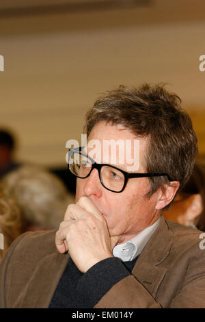 Britischer Schauspieler Hugh Grant bei einer Kundgebung für Medienreform gehackt aus und die Schaltstelle für Medien Reform in Londons Centra Hall Westminster Vereinigte Königreich 17.May organisiert. 2012 Stockfoto