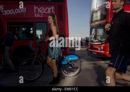 Mädchen Radfahrer auf dem Fahrrad Barlcays geförderte Boris überquert in Richtung Süden über London Brücke während der Rush Hour am Abend. Stockfoto