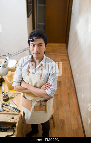 Männliche Juwelier stehen im studio Stockfoto