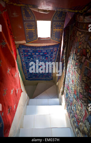 Shop-Treppe voll von bunten Textilien und Teppiche zum Verkauf in Marrakech, Marokko Stockfoto