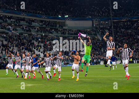 Turin, Italien. 14. April 2015. Juventus-Team Gruppe Fußball: Juventus-Spieler feiern nach dem Gewinn der UEFA Champions League-Viertelfinale 1. Bein match zwischen Juventus Turin 1: 0 AS Monaco im Juventus Stadium in Turin, Italien. Bildnachweis: Maurizio Borsari/AFLO/Alamy Live-Nachrichten Stockfoto