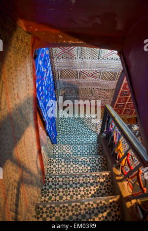 Shop-Treppe voll von bunten Textilien und Teppiche zum Verkauf in Marrakech, Marokko Stockfoto